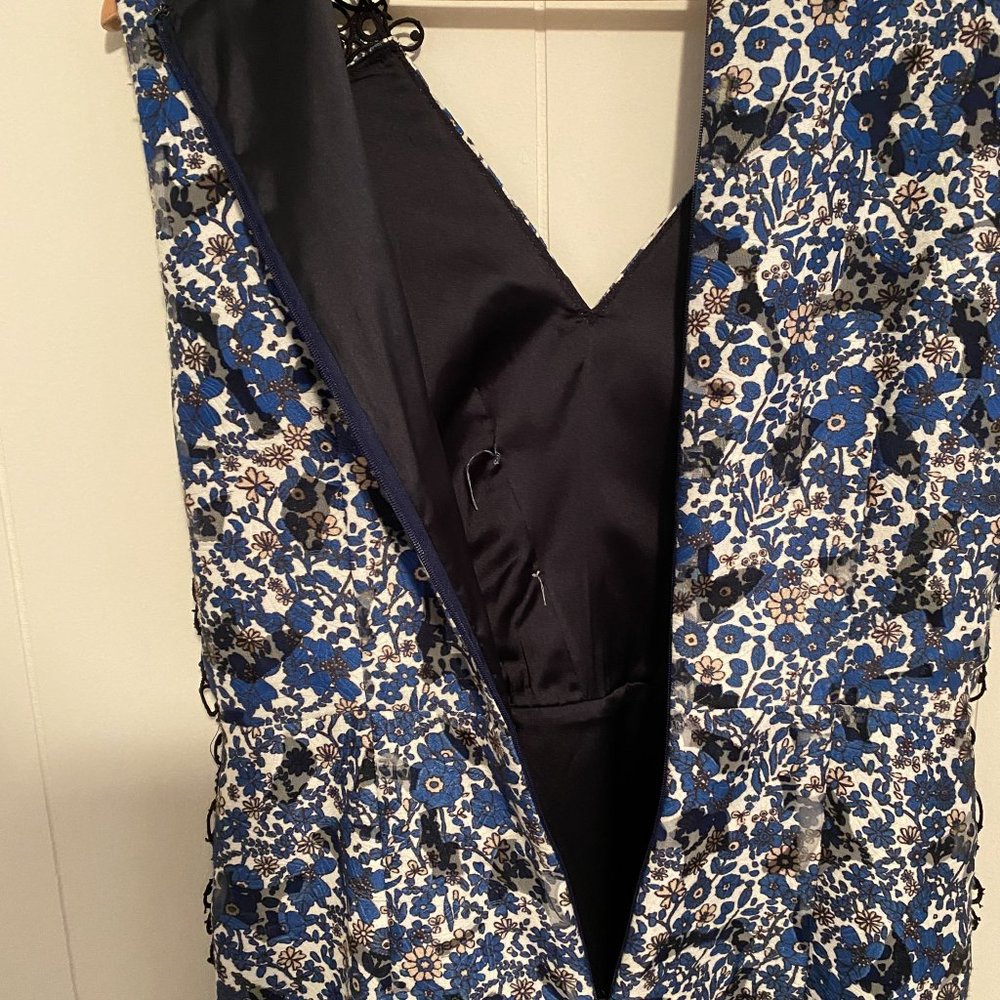 Elie Tahari V-Neck Sleeveless Blue and Black Floral Lace Wren Dress Size 8 - Picture 13 of 13